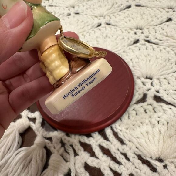 M.I Hummel Club‎ First Issue Forever Yours Vintage New in Box Porcelain Figurine - Picture 6 of 10